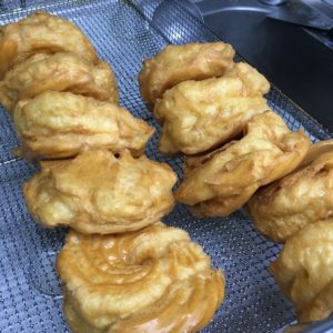 È Tempo Di Zeppole Allo Chalet Ciro, Protagoniste Dietro Le Vetrine Della Pasticceria