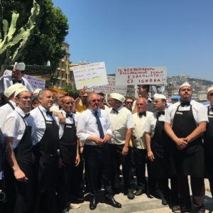 “Sit-in Al Comune: I Dipendenti Della Storica Pasticceria Chalet Ciro Hanno Manifestato Davanti Palazzo San Giacomo”